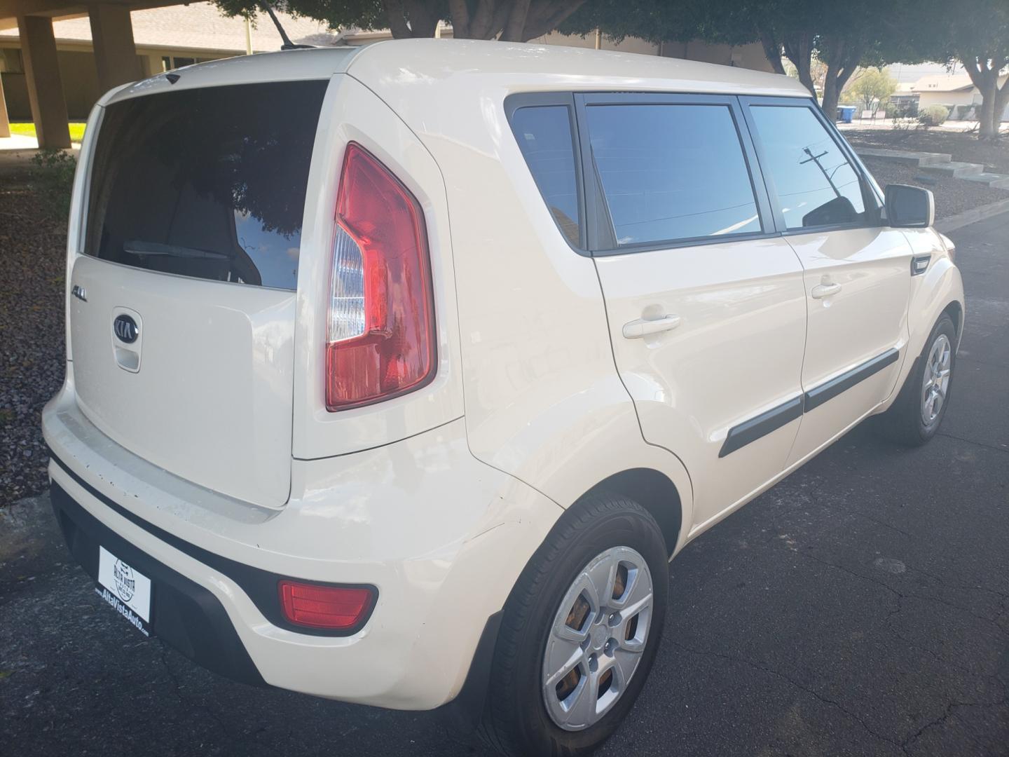 2013 WHITE /black Kia Soul base (KNDJT2A51D7) with an 1.6l i4 engine, 4-Speed Automatic transmission, located at 323 E Dunlap Ave., Phoenix, AZ, 85020, (602) 331-9000, 33.567677, -112.069000 - 2013 Kia Soul,.......EXCELLENT condition, A Real Must See!!.... Ice cold A/C, No accidents, Power everything, Stereo/cd player, Phone sync, Bluetooth, Satellite compatible, Clean black interior with black cloth seats in near perfect condition, power windows, power door locks, clean Arizona title, Ru - Photo#3